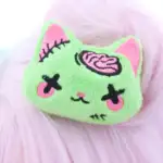 Zombikissa pehmohiuskoriste - Kawaii Hair Candy - Image 2